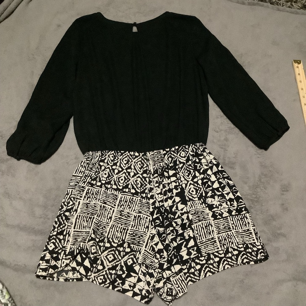 Alytheaโ Long Sleeve Romper Open Back Cut Out Black Cream Geometric Small
